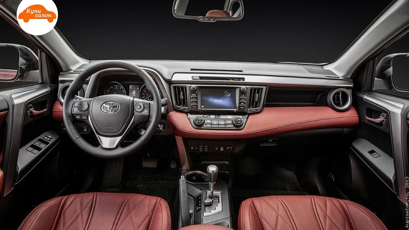 Перетяжка салона Toyota Rav4 красной кожей с перфорацией и строчкой, вид спереди