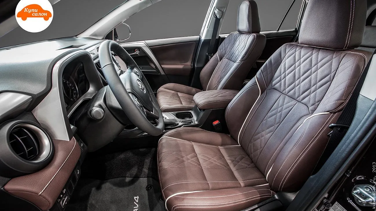 Перетяжка салона Toyota Rav4: сиденья, подголовники, центральный подлокотник в коричневой коже с ромбовидной перфорацией и белой строчкой.