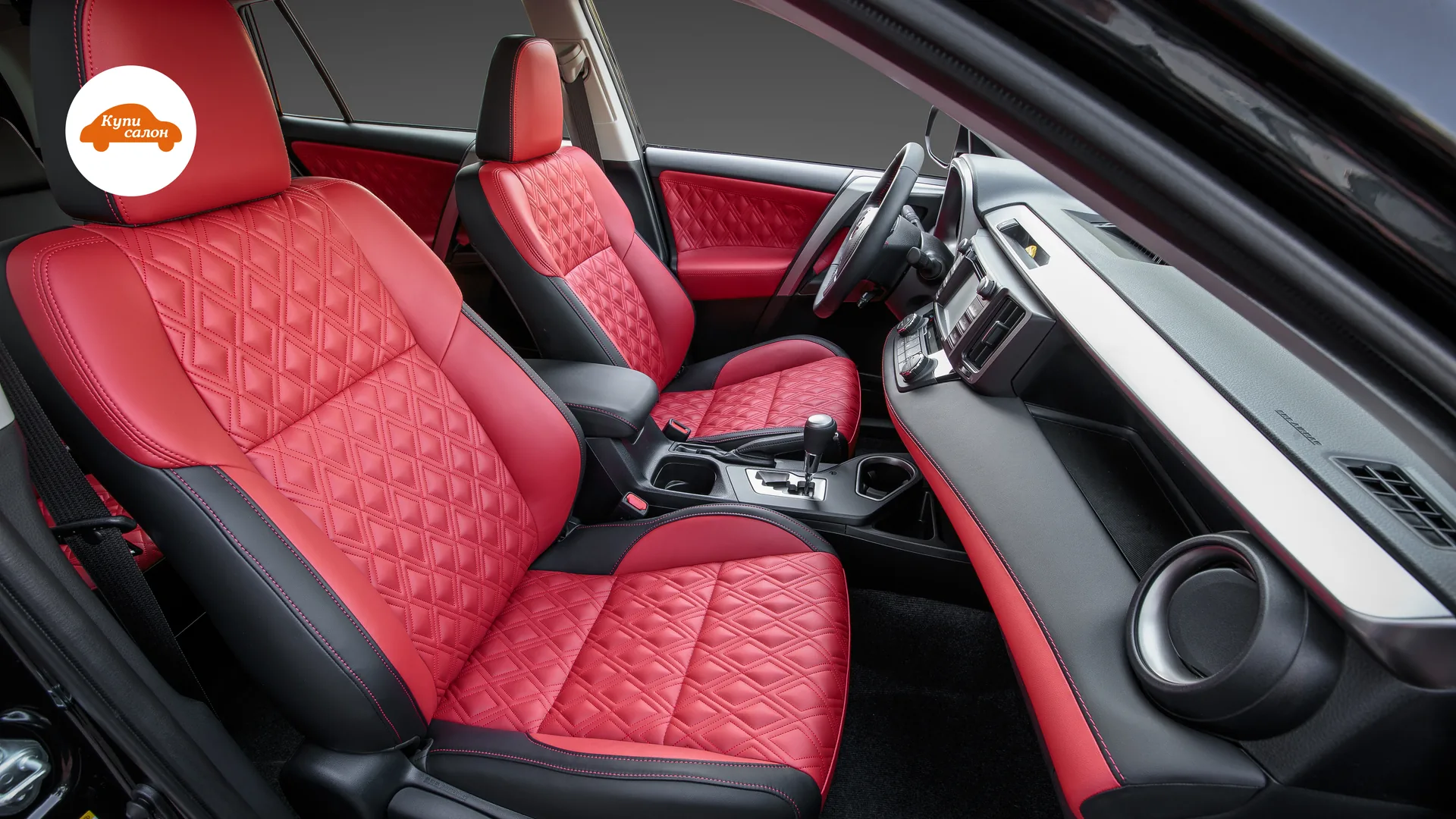 Перетяжка сидений Toyota RAV4 — передняя часть салона через пассажирскую дверь