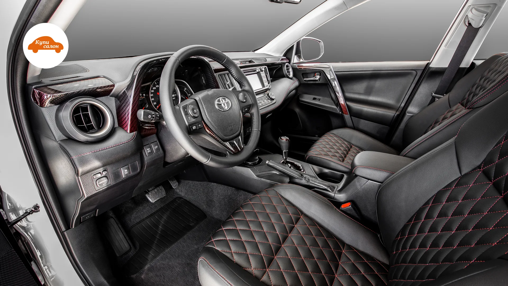 Перетяжка сидений Toyota RAV4 — общий вид переднего салона через водительскую дверь