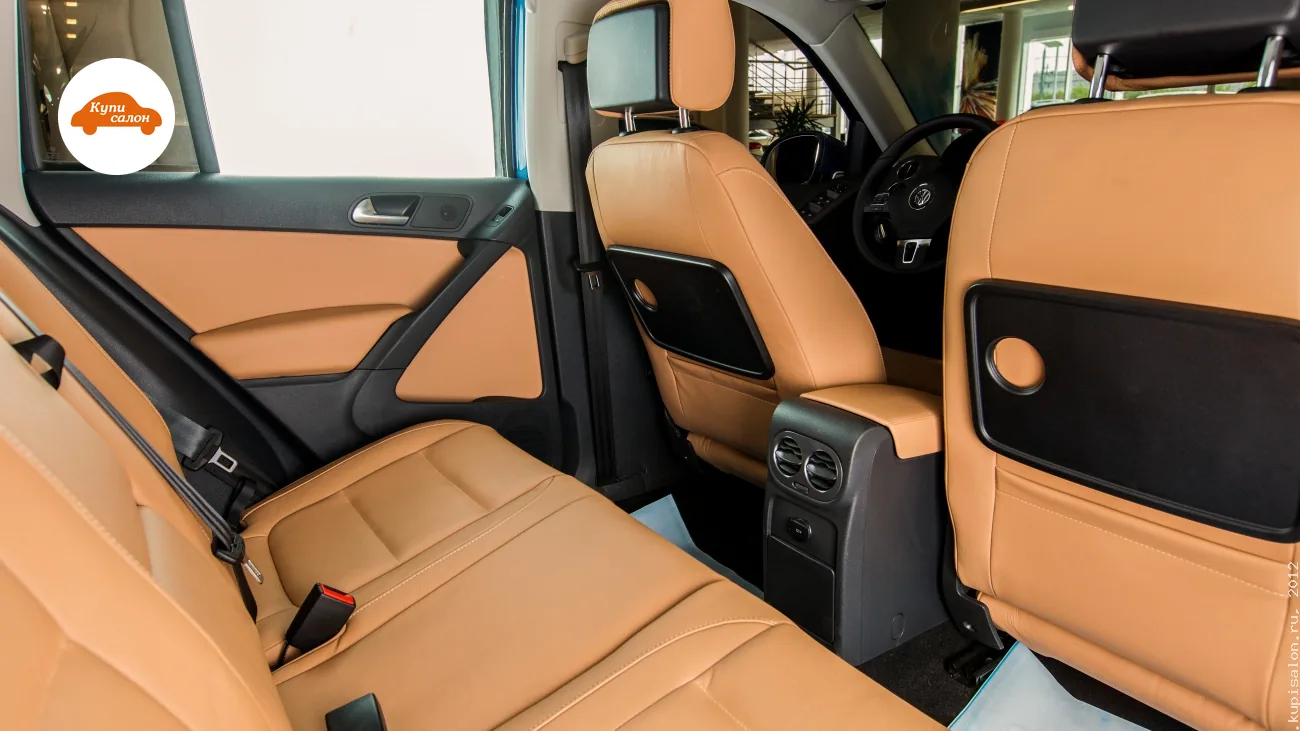 Перетяжка салона Volkswagen Tiguan в бежевую кожу: сиденья, дверные карты, задние крышки передних сидений