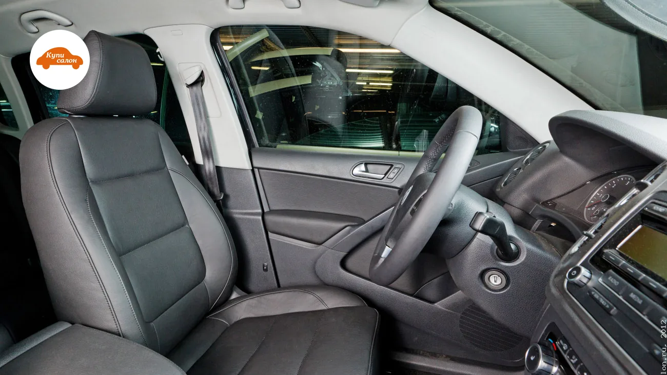 Перетяжка сидений Volkswagen Tiguan — водительское сиденье и дверь со стороны пассажира