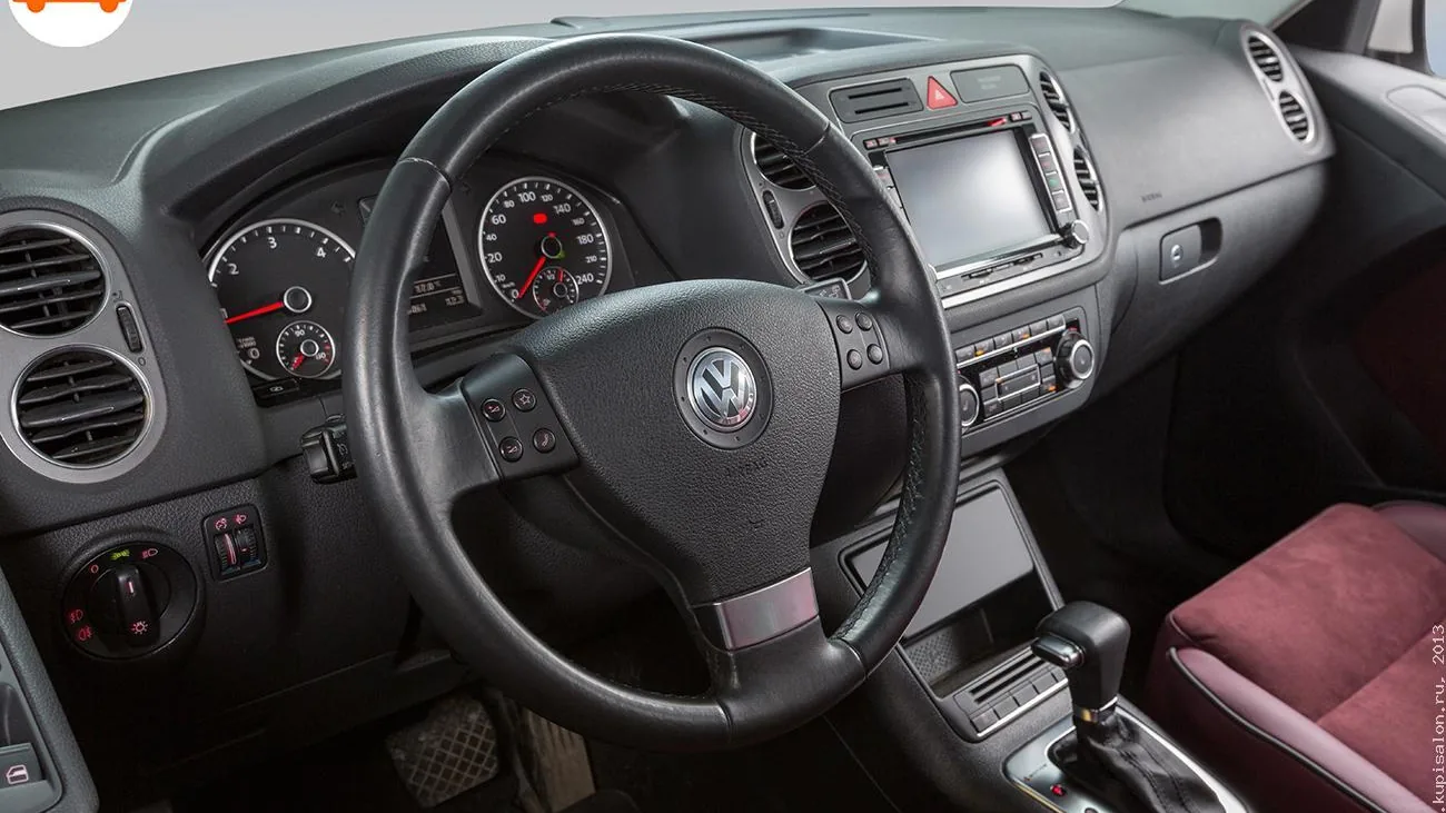 Перетяжка руля и сидений в Volkswagen Tiguan, черный руль, бордовая ткань сидений.