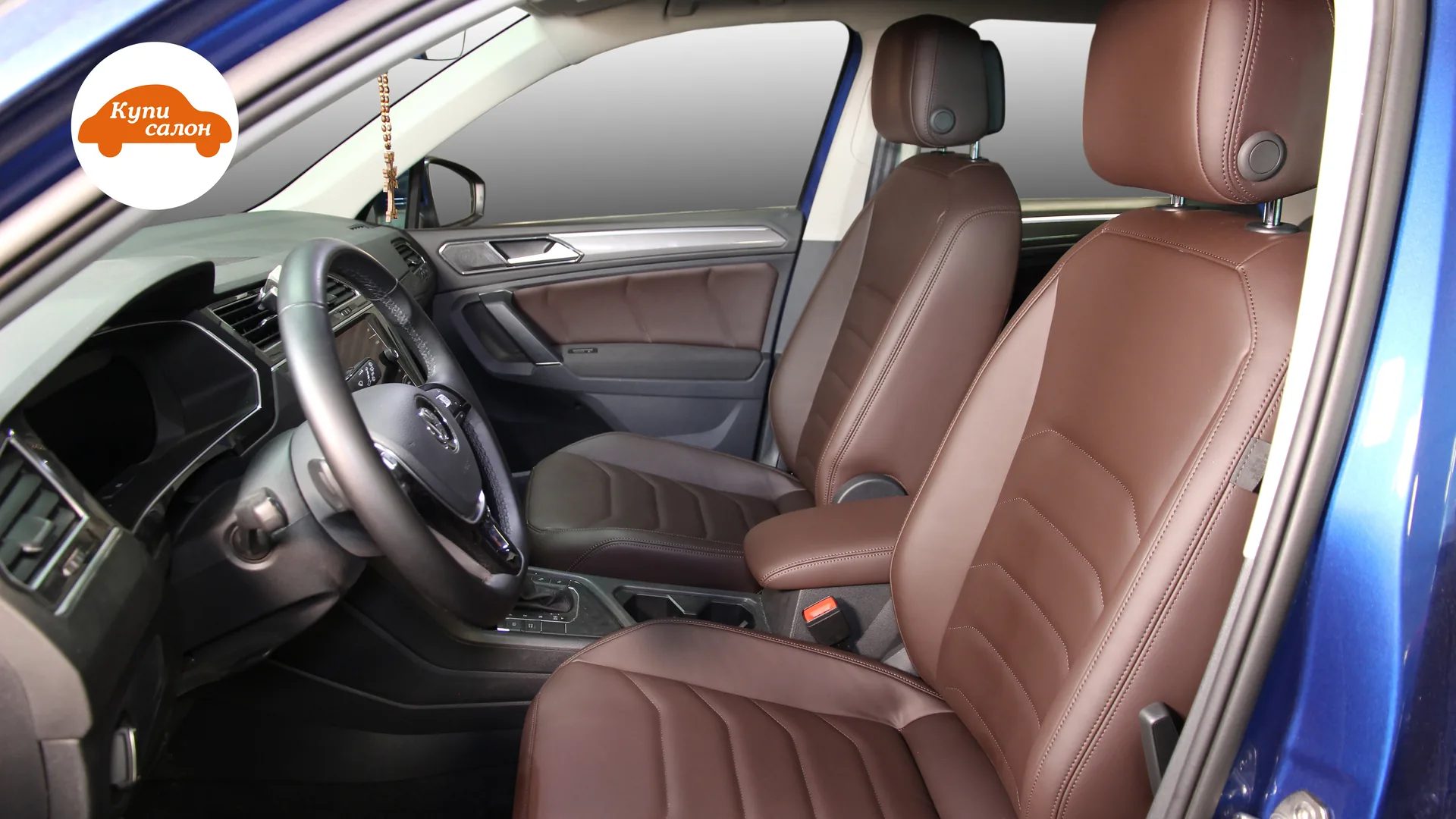 Перетяжка сидений Volkswagen Tiguan — передний салон через водительскую дверь