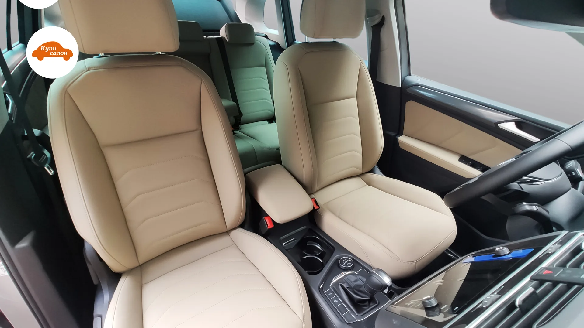 Перетяжка сидений Volkswagen Tiguan — общий вид передней части салона со стороны пассажира