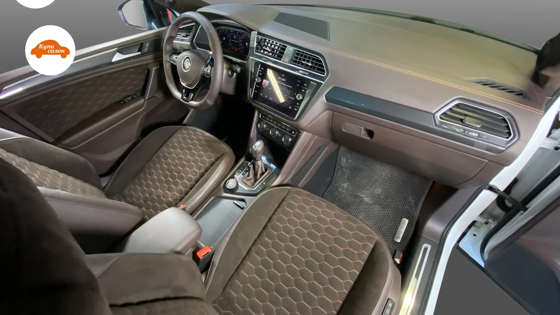 Перетяжка сидений Volkswagen Tiguan — общий вид переднего салона со стороны пассажирской двери