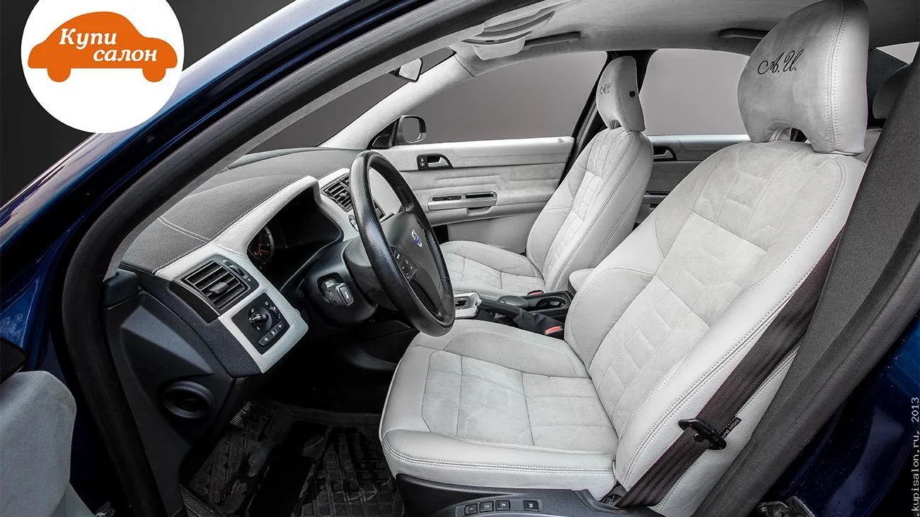 Перетяжка салона Volvo C30: сиденья, подголовники, потолок, стойки, дверные карты, верх торпеды - алькантара, руль - кожа