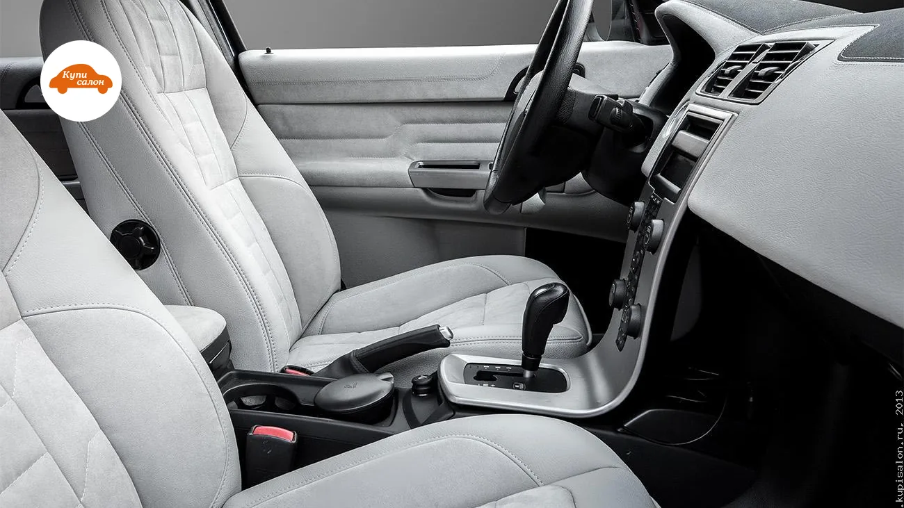 Перетяжка салона Volvo C30: сиденья, дверные карты, торпедо и консоль в светлой алькантаре с ромбовидной строчкой