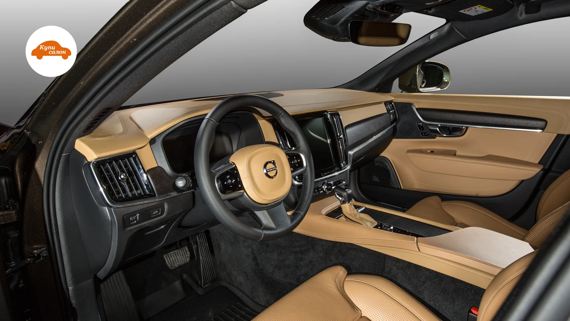Перетяжка сидений Volvo S90 — передняя часть салона через открытую водительскую дверь