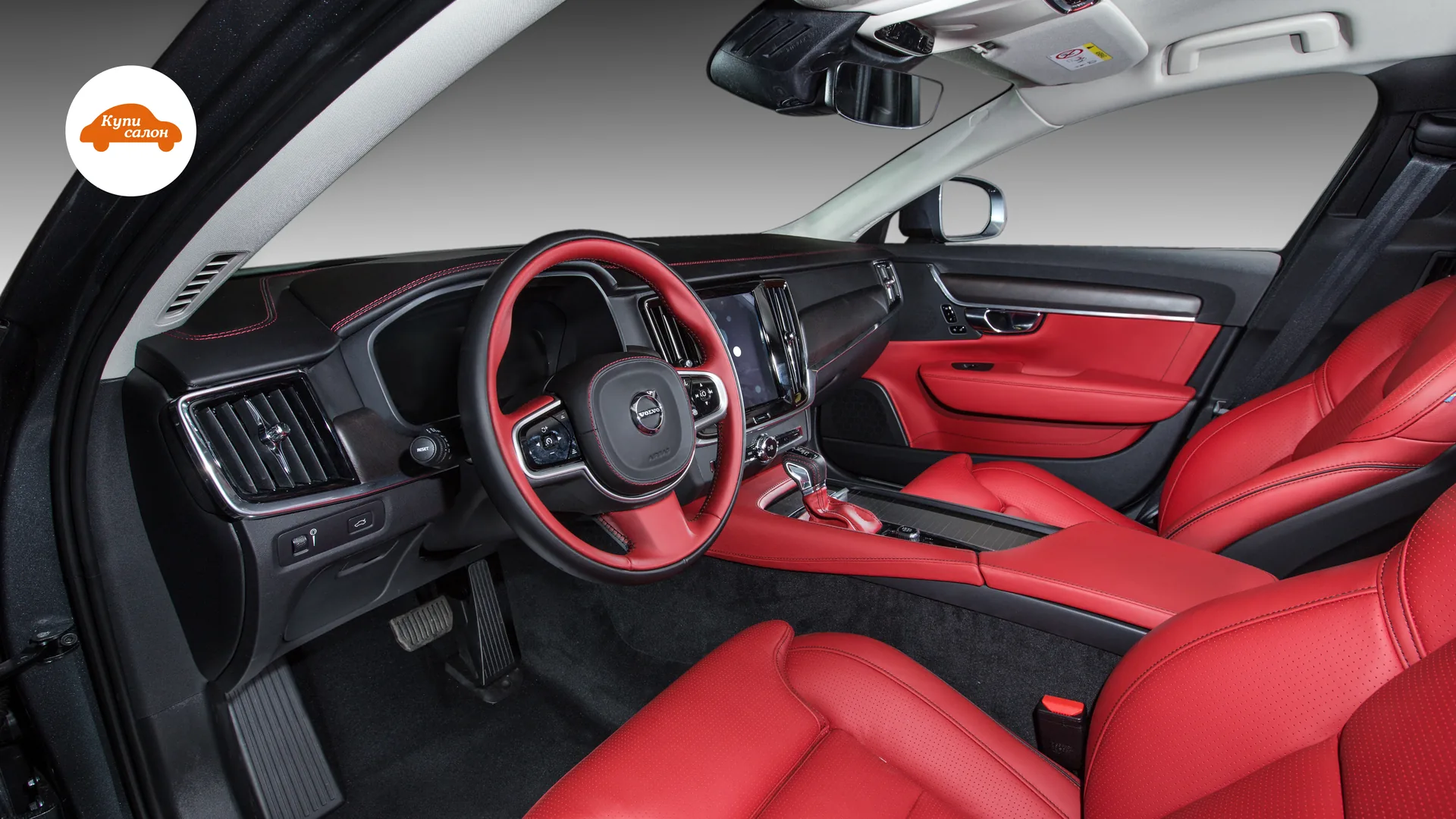 Перетяжка сидений Volvo S90 — общий вид переднего салона через водительскую дверь