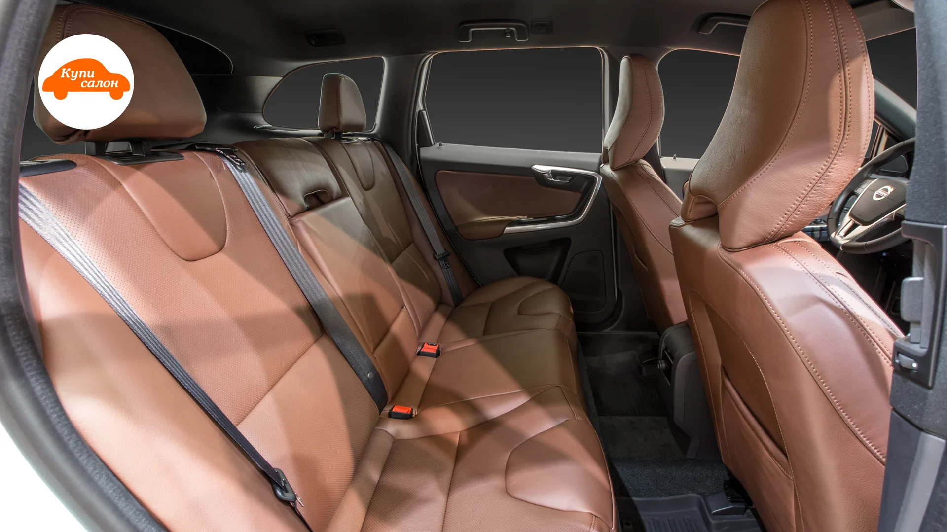 Перетяжка сидений Volvo XC60 — салон через заднюю дверь, задний диван и спинки передних сидений