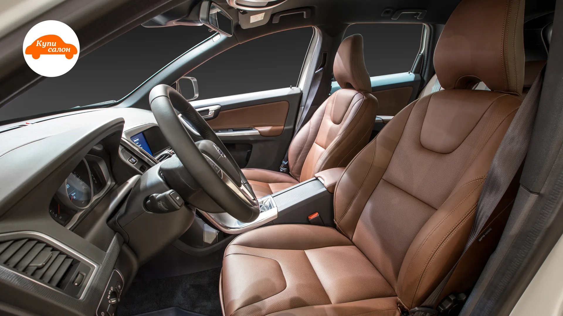 Перетяжка сидений Volvo XC60 — передние сиденья и водительская зона через открытую дверь