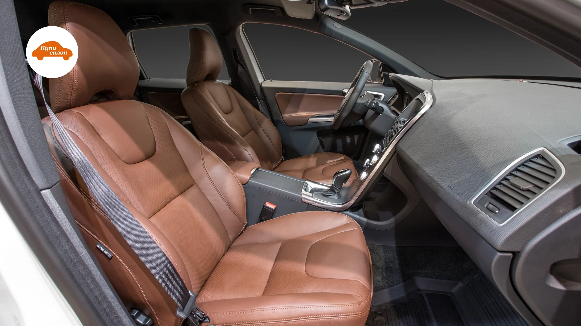 Перетяжка сидений Volvo XC60 — общий вид передней части салона через пассажирскую дверь