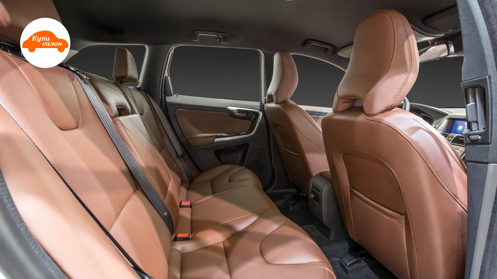 Перетяжка сидений Volvo XC60 — продольный вид салона через заднюю дверь