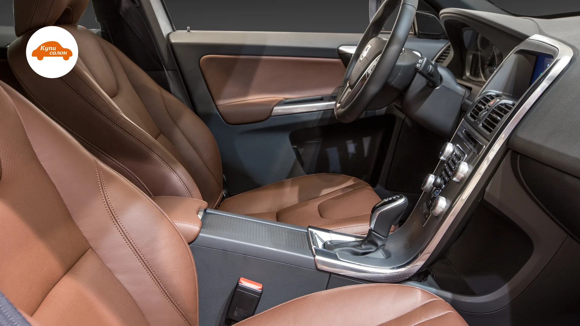 Перетяжка сидений Volvo XC60 — передние кресла и центральная консоль со стороны пассажира