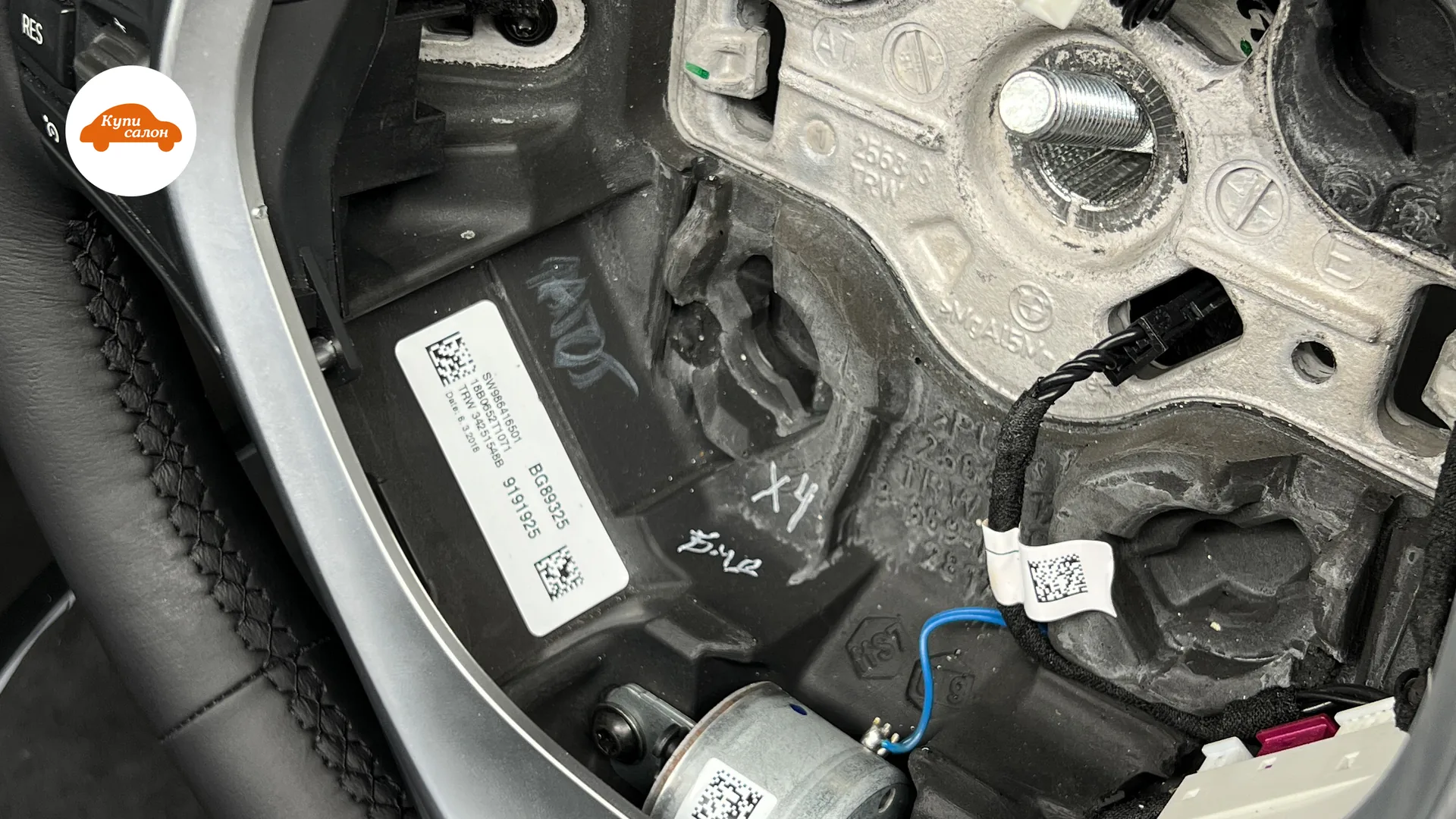 Перетяжка руля BMW черной кожей с декоративной строчкой, видны внутренние элементы