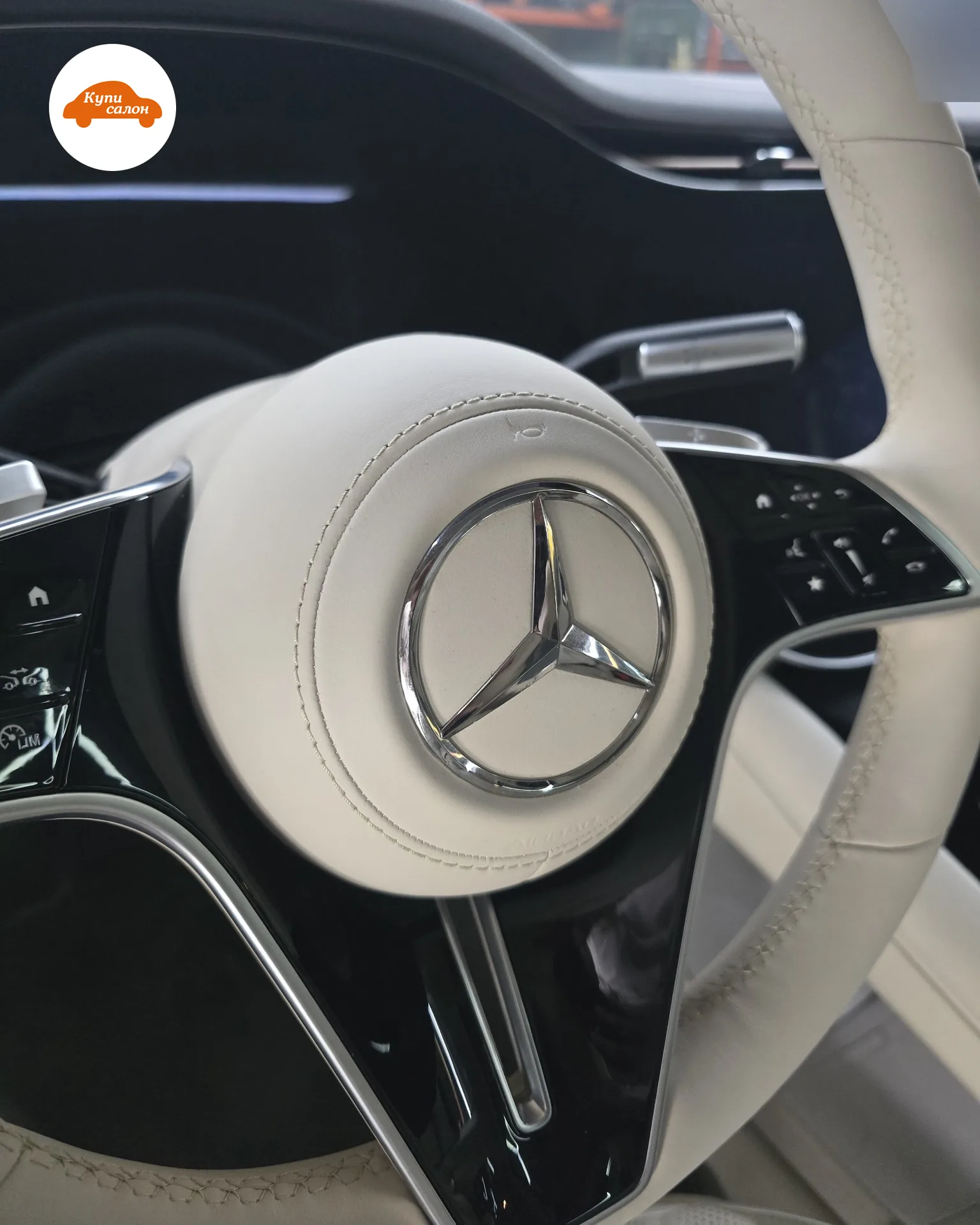 Обод руля Mercedes EQS 580 крупно: светлая натуральная наппа с декоративной перекрёстной отстрочкой, подушка со звездой