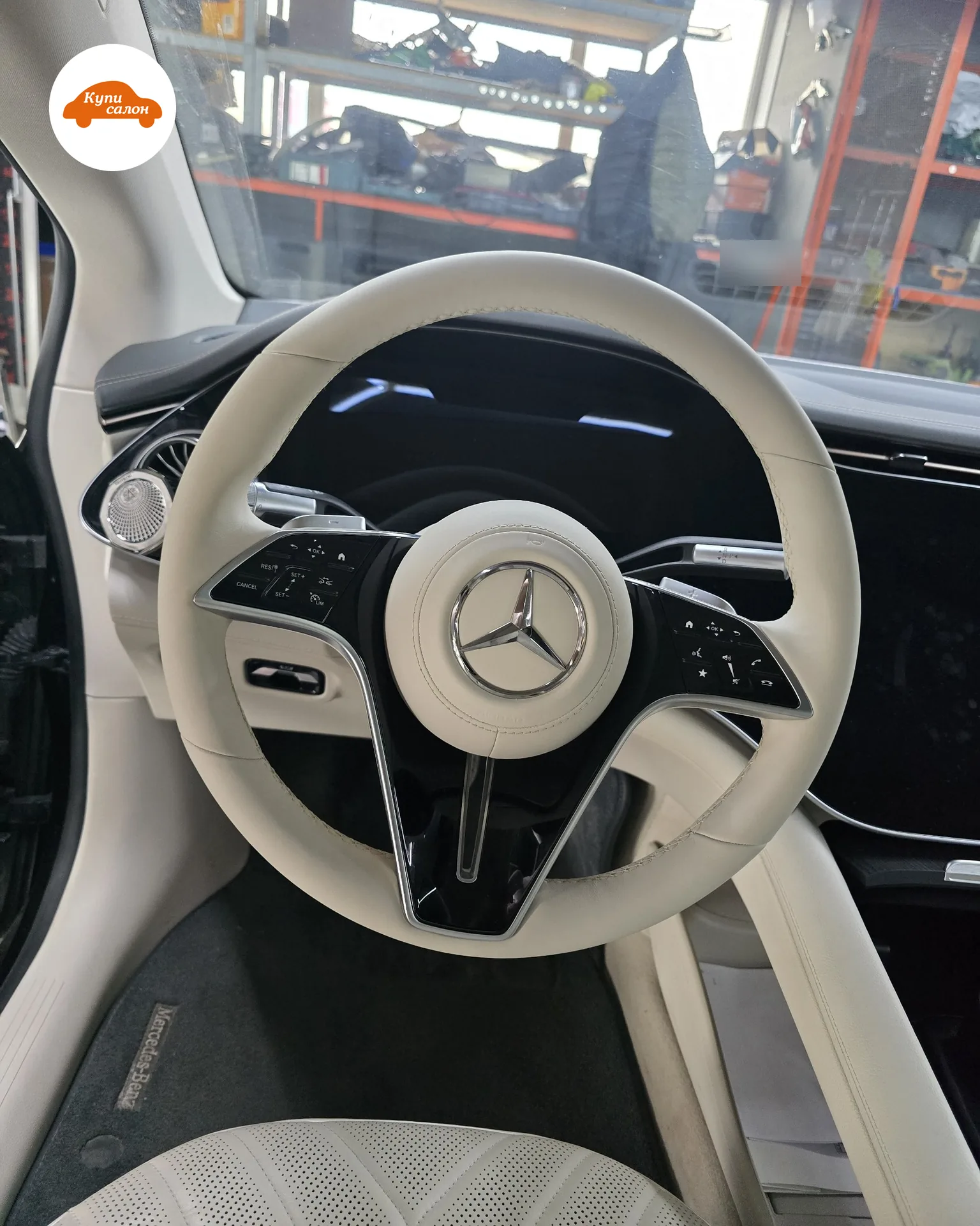 Руль Mercedes EQS 580 после перетяжки натуральной итальянской наппой в тон светлым сиденьям, вид с места водителя