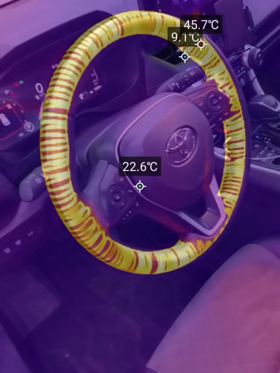 Стоп-кадр видео с тепловизора: обод руля Toyota RAV4 прогрет по кругу, на ободе 45,7 °C, центр руля 22,6 °C