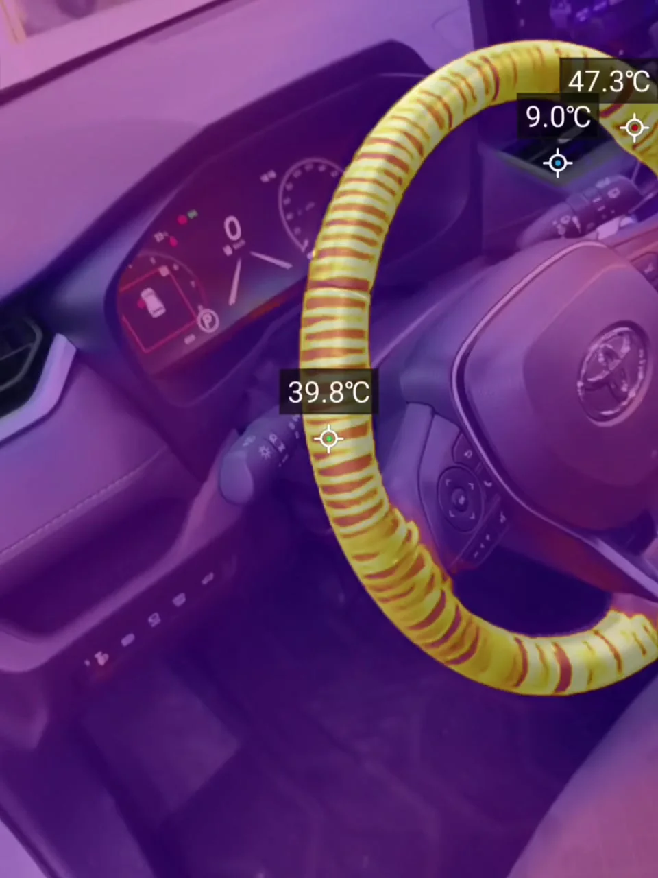 Стоп-кадр видео с тепловизора: обод руля Toyota RAV4 сбоку — 39,8 °C и 47,3 °C на ободе