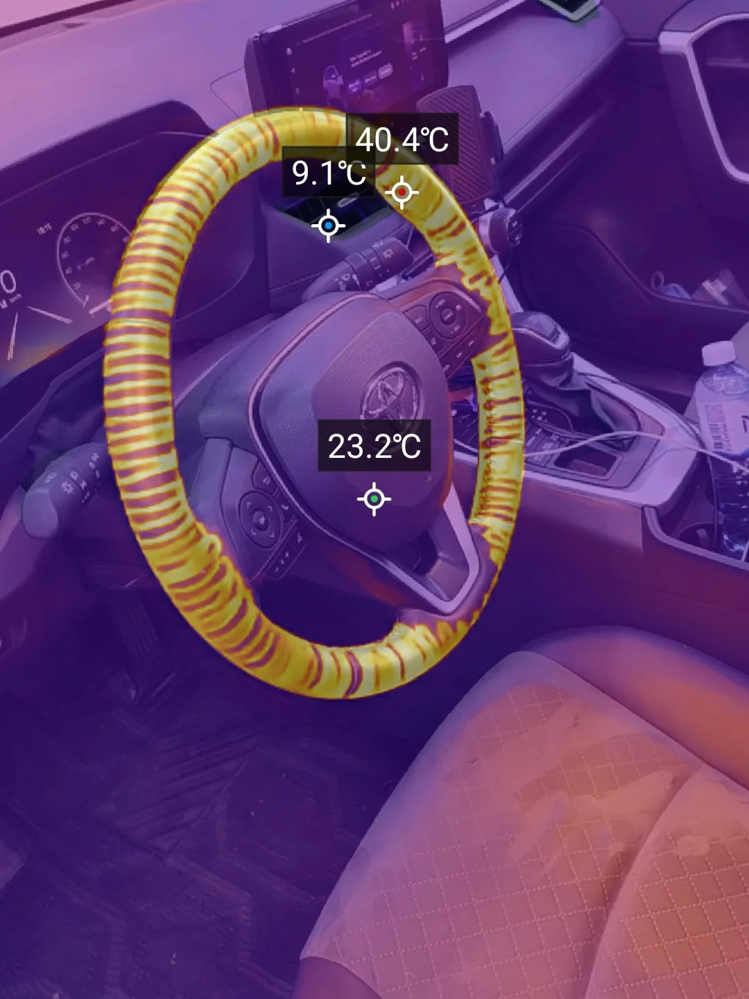 Снимок тепловизора: обод руля Toyota RAV4 прогрет — 40,4 °C на ободе, центр руля 23,2 °C