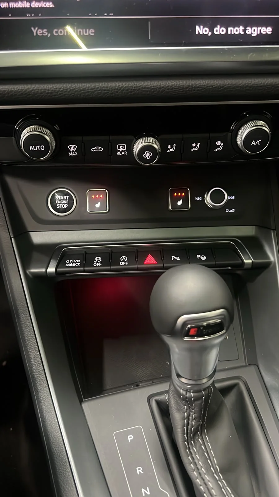 Консоль Audi Q3: блок климата, селектор S tronic и доустановленные неоригинальные кнопки подогрева сидений с индикатором уровня
