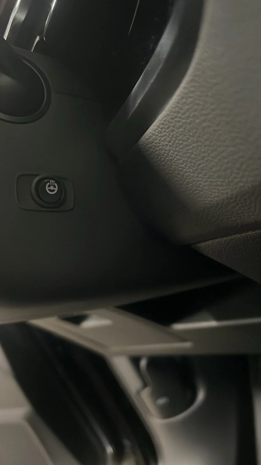 Отдельная кнопка подогрева руля, доустановленная под панелью Audi Q3