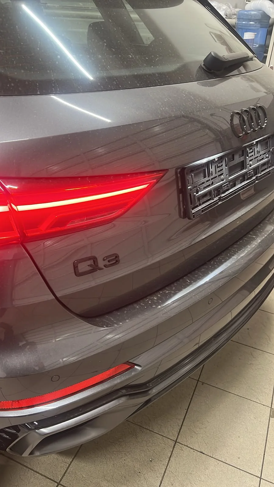 Audi Q3 после доустановки подогрева — шильд Q3 на корме