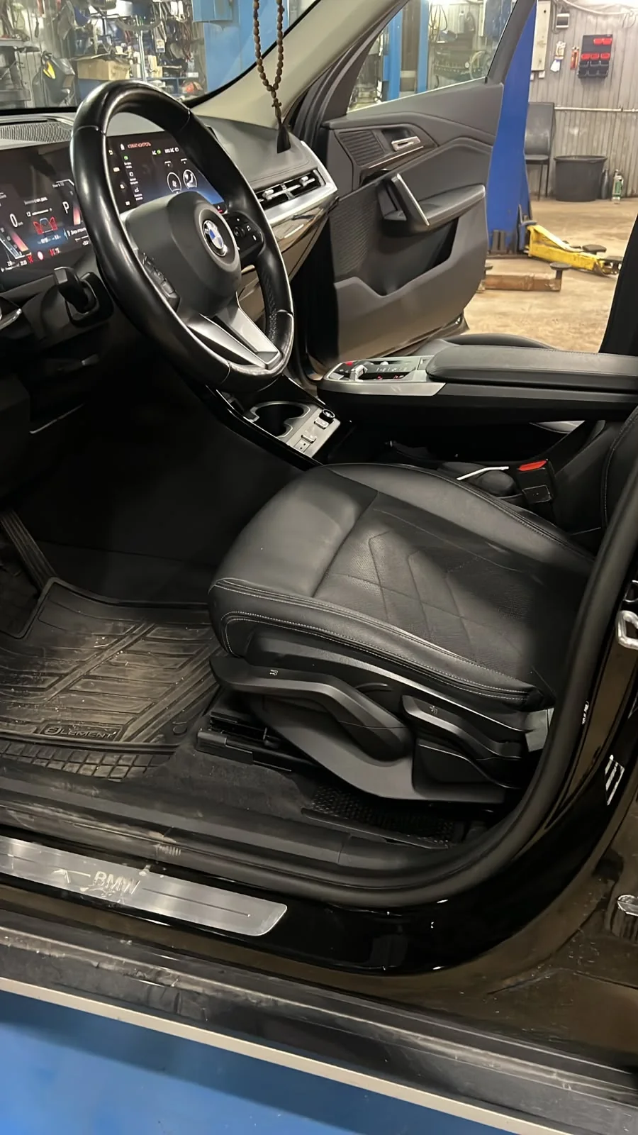 Салон BMW X1 (U11) после доустановки подогрева передних сидений: водительское кресло и консоль