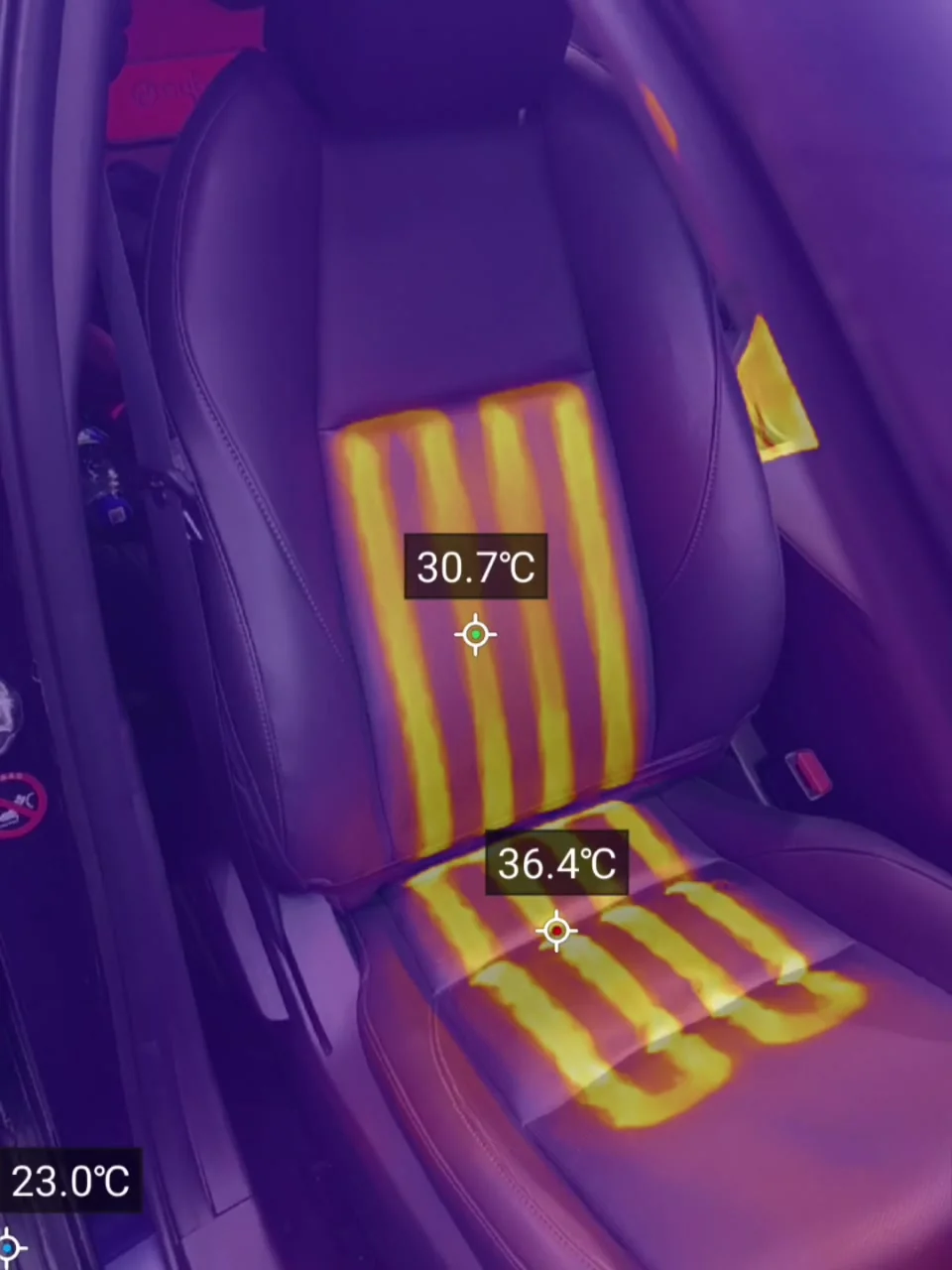 Стоп-кадр видео с тепловизора: подогрев сиденья Mazda CX-30 включён — спинка 30,7 °C, подушка 36,4 °C, рядом 23,0 °C