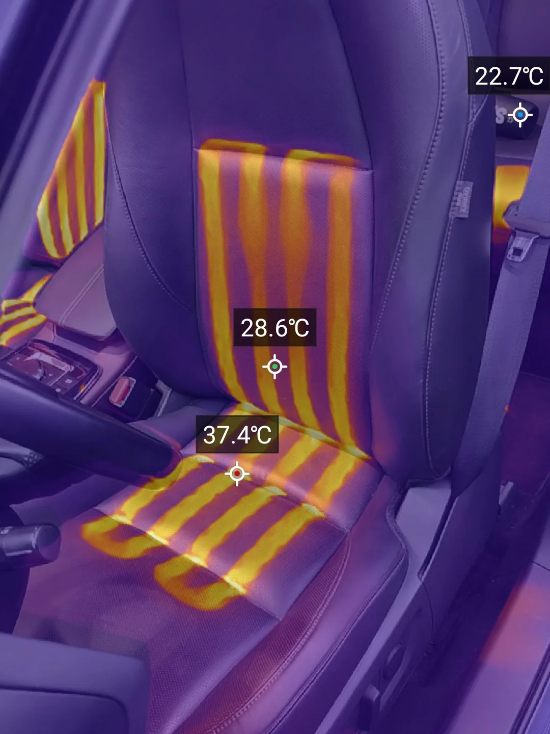Снимок тепловизора: подогрев сиденья Mazda CX-30 включён — спинка 28,6 °C, подушка 37,4 °C
