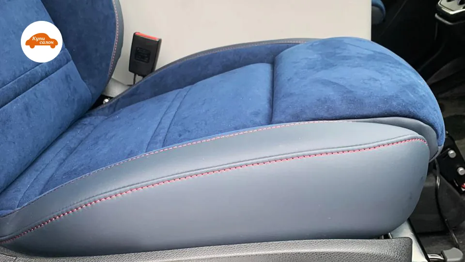 Перетяжка сидений в синюю алькантару и серую кожу с красной строчкой в автомобиле