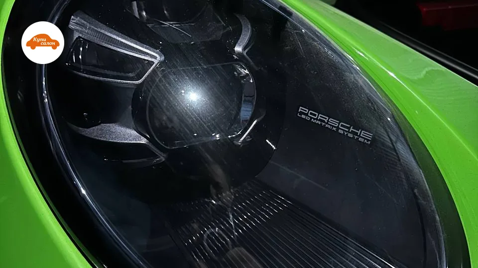 Фара зеленого Porsche с защитной пленкой, в багажнике коробки с поясничной опорой