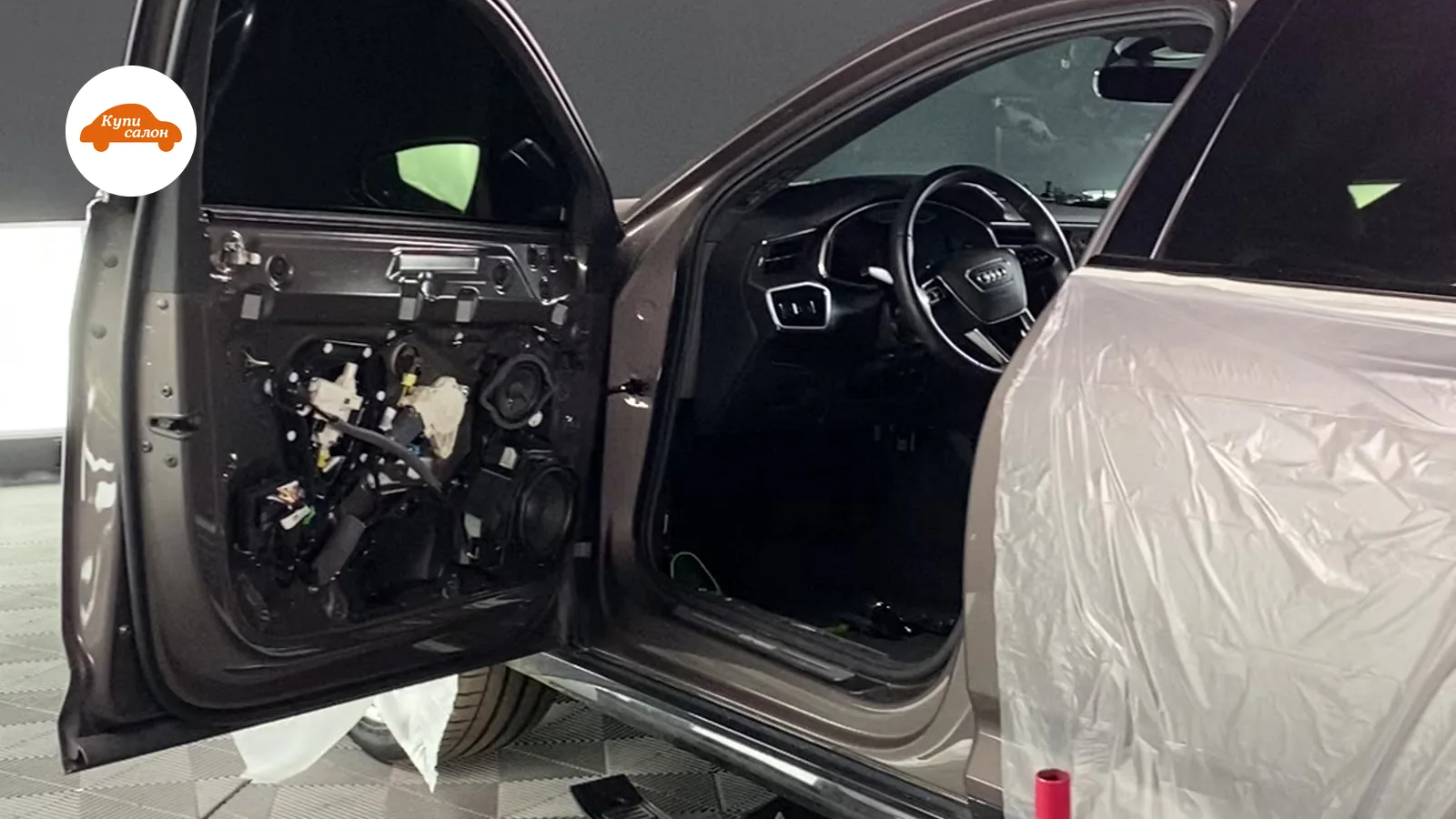 Шумоизоляция дверей Audi, видны внутренние элементы двери и проводка