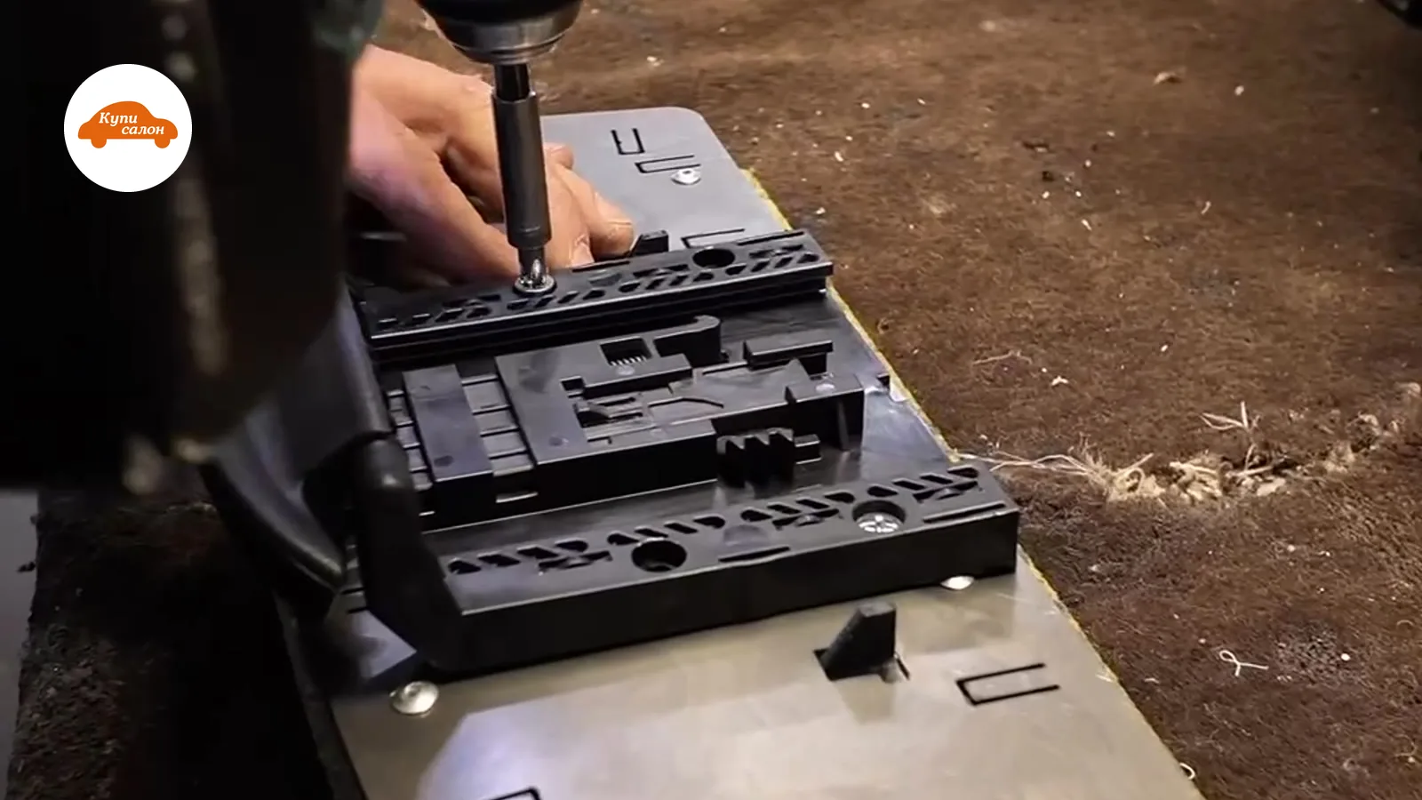 Мастер работает с деталью салона, используя шуруповерт Makita