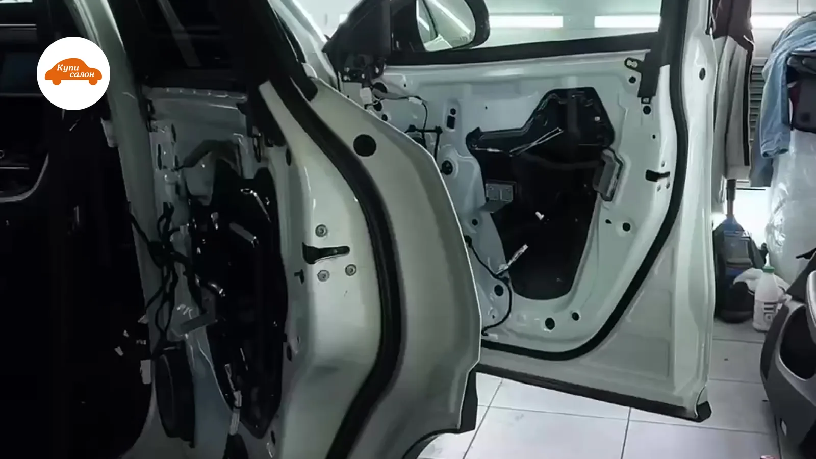 Шумоизоляция дверей и замена лобового стекла на белом Infiniti QX55