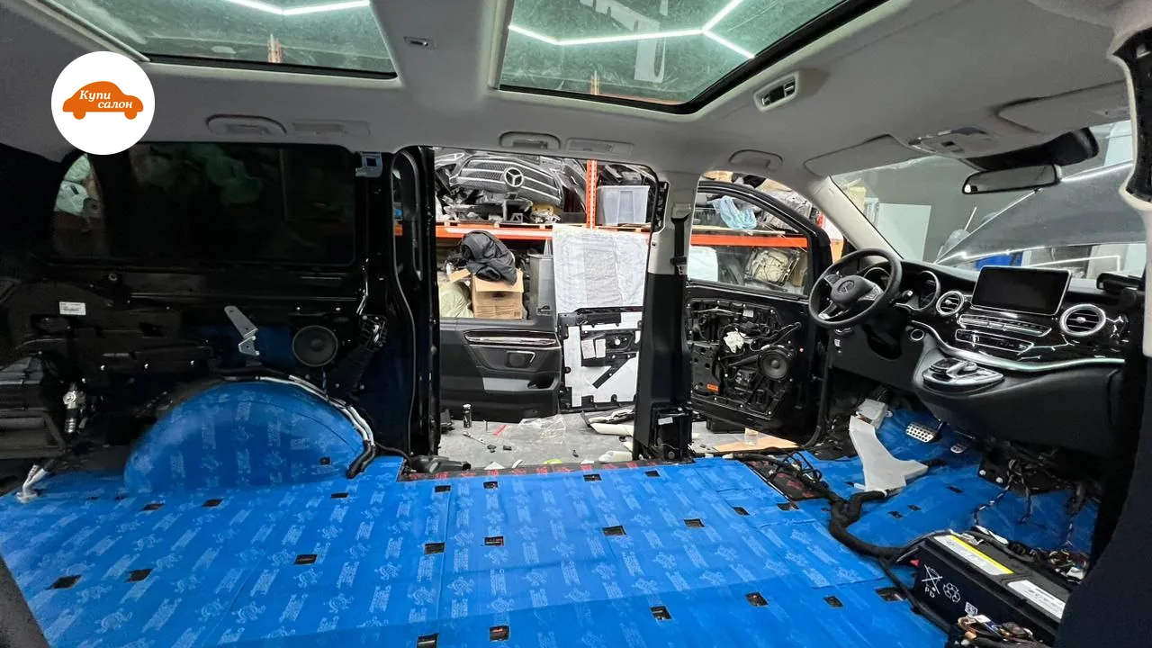 Mercedes-Benz V-Class, вид из салона: синий шумоизоляционный материал на полу и арке, открытый проём сдвижной двери, передняя дверь без обшивки — фото КупиСалон