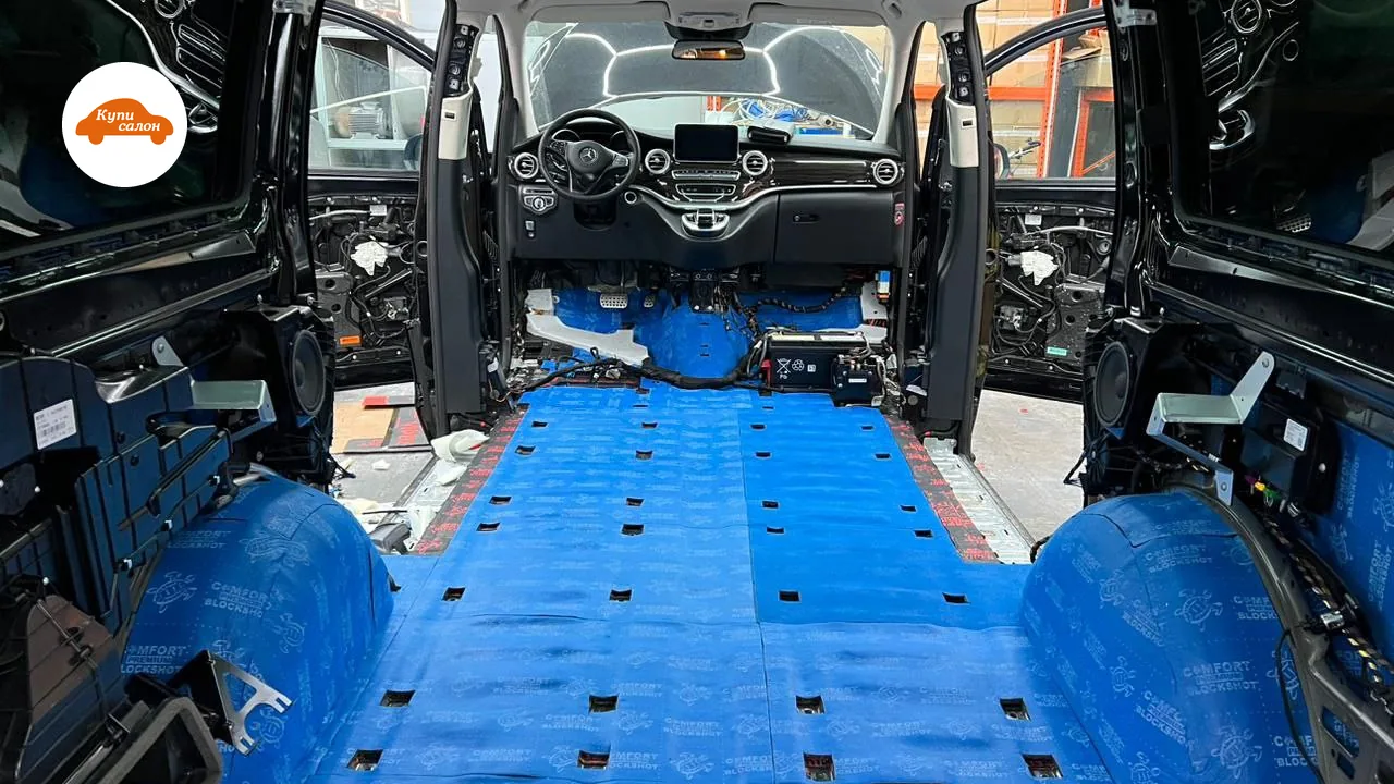 Пол Mercedes-Benz V-Class во втором слое шумоизоляции: в материале вырезаны окна под крепления сидений — фото КупиСалон