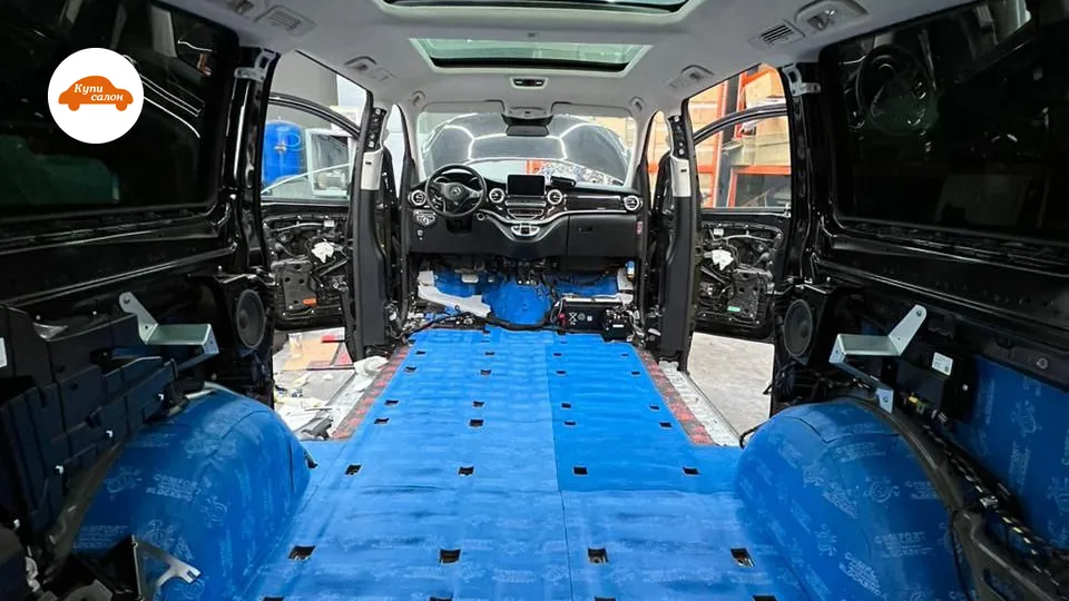 Полная шумоизоляция салона автомобиля синими листами Comfort Blockshot, вид из багажника.