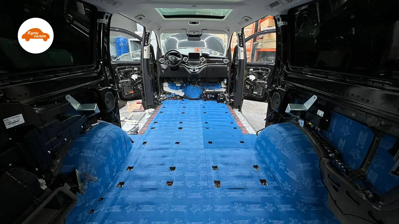 Mercedes-Benz V-Class с разобранным салоном: пол, колёсные арки и боковина закрыты синим шумоизоляционным материалом — фото КупиСалон