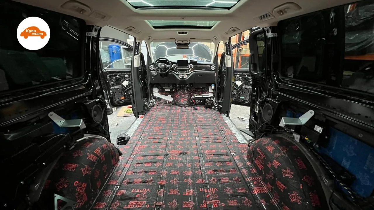 Салон Mercedes-Benz V-Class без сидений и обшивок: пол и арки в первом слое материала, потолочная обшивка и стеклянная крыша на месте — фото КупиСалон