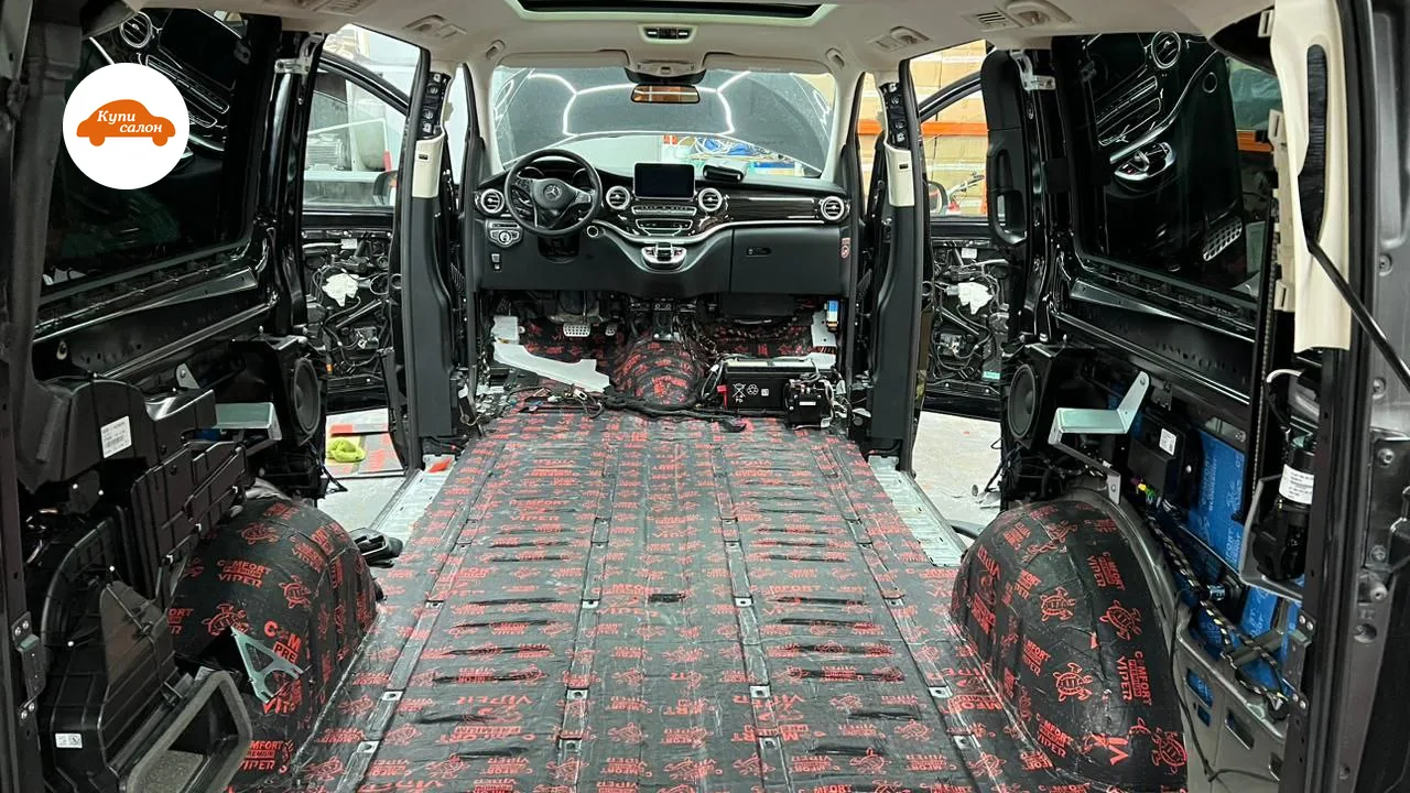 Разобранный салон Mercedes-Benz V-Class: пол и задние колёсные арки оклеены фольгированным вибродемпфером, обшивки и сиденья сняты — фото КупиСалон