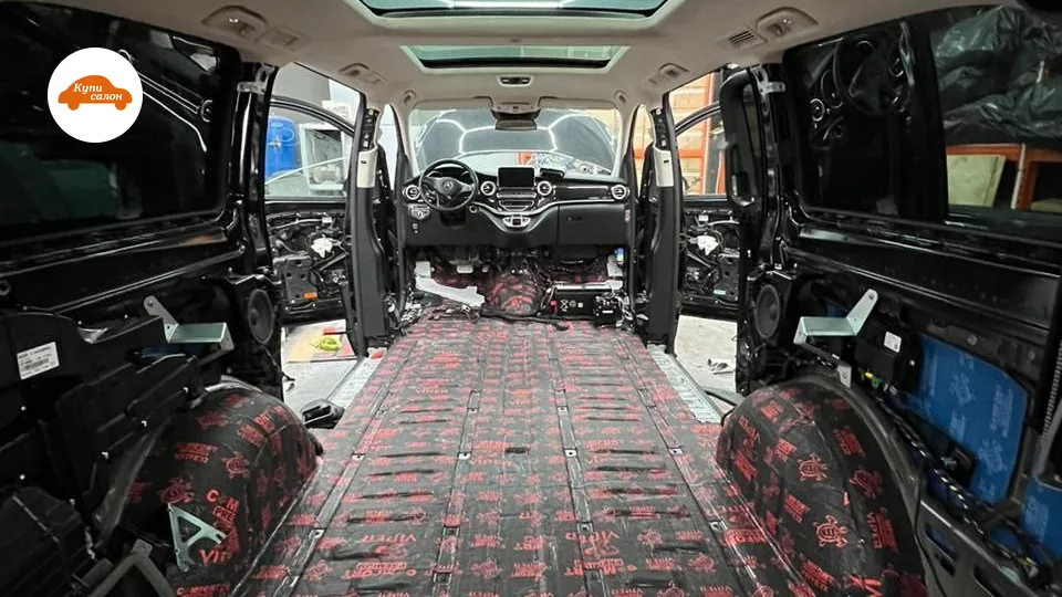 Полная шумоизоляция салона автомобиля, пол покрыт черным материалом Comfort Premium Viper с красными надписями