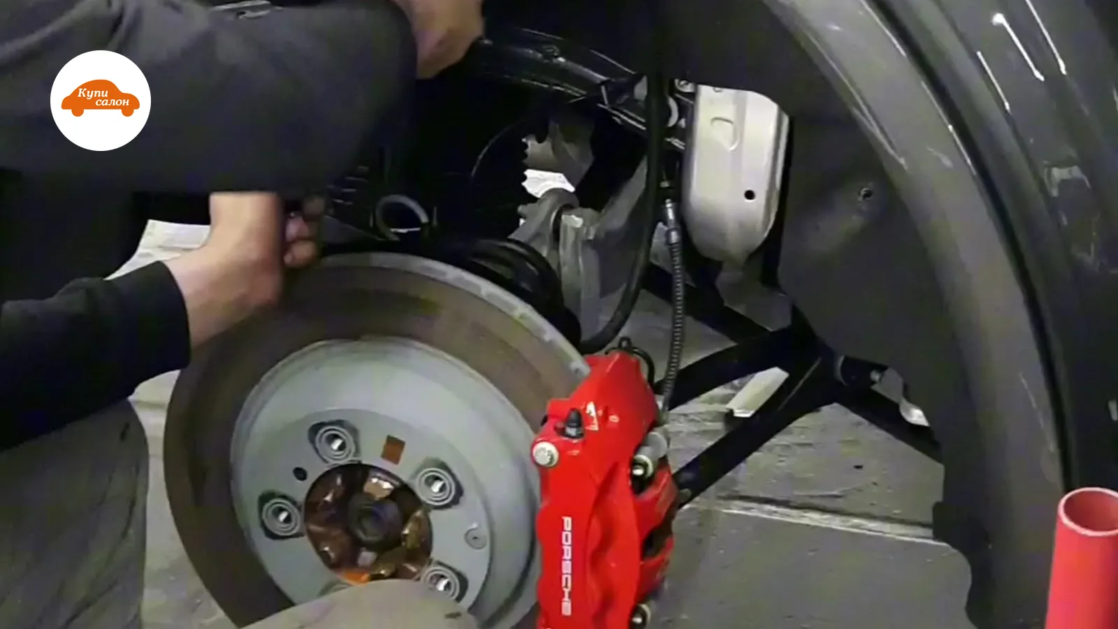 Ремонт тормозной системы Porsche, красные суппорты