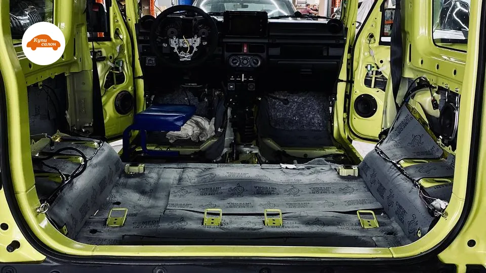 Полная шумоизоляция салона автомобиля Suzuki Jimny, вид из багажника, до начала работ