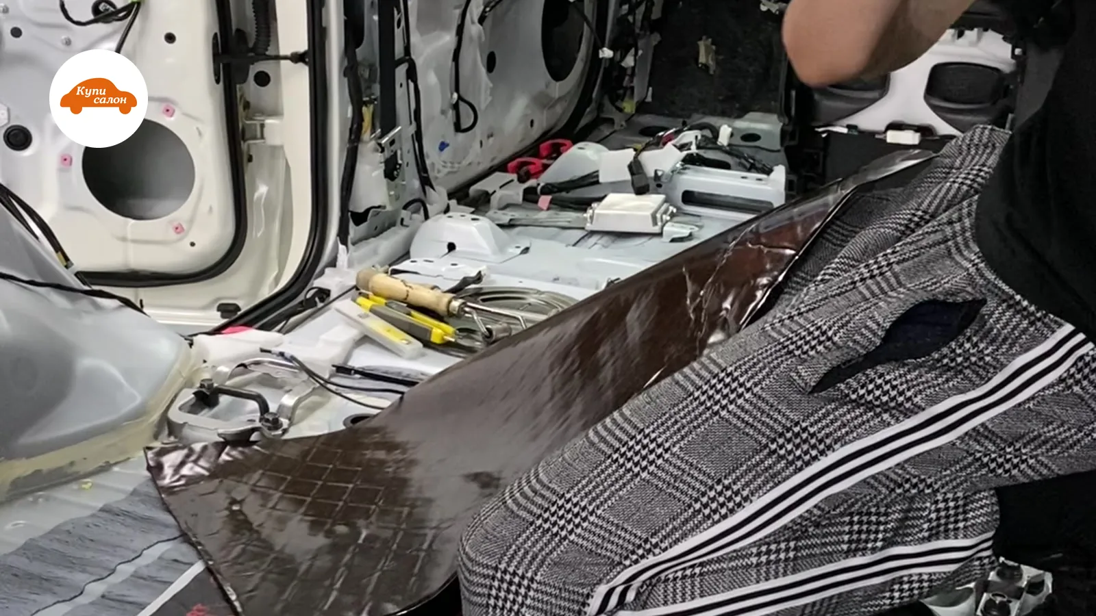 Полная шумоизоляция салона автомобиля Comfort Premium Viper, видны листы материала на полу и в дверях.