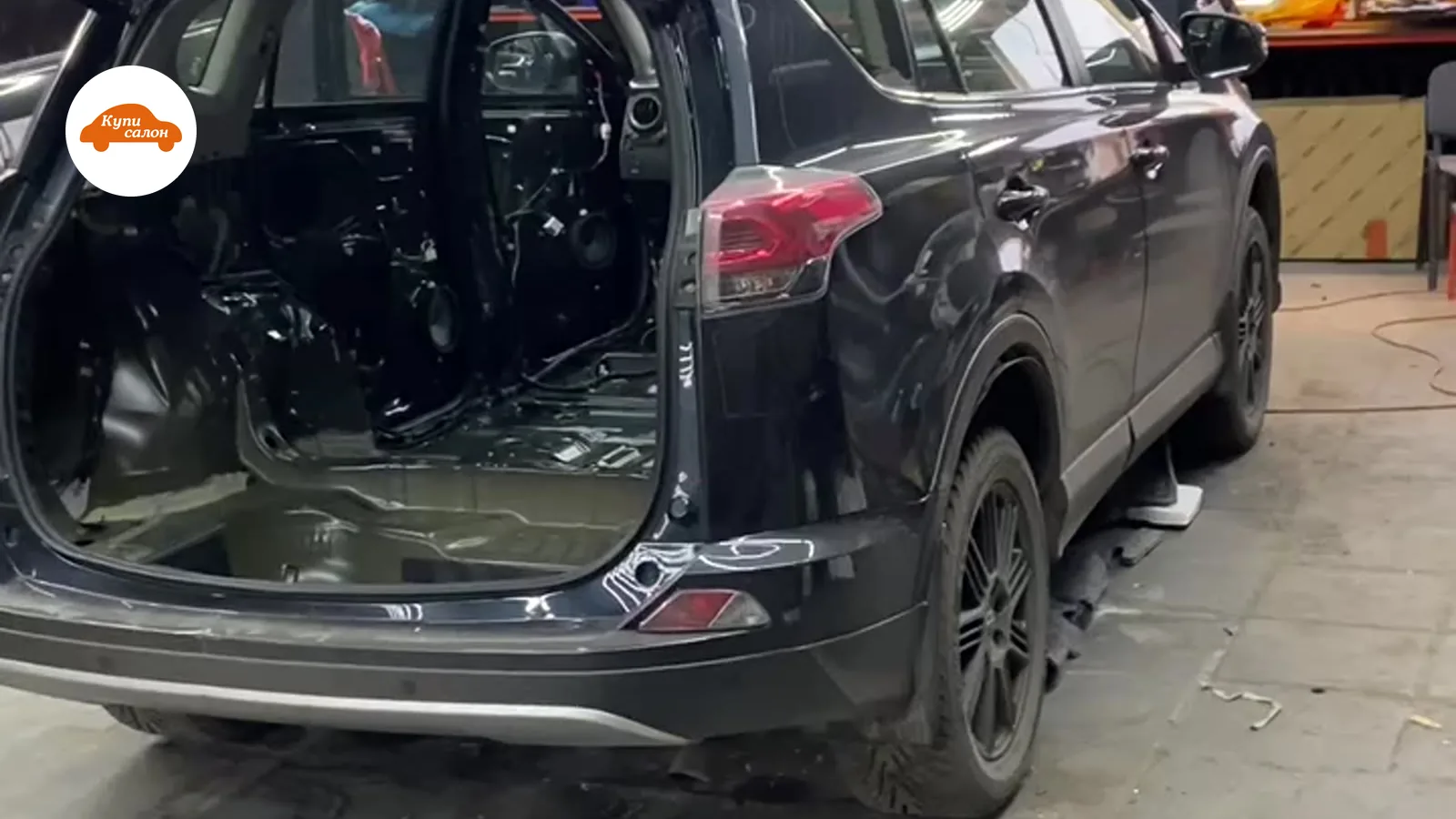 Полная шумоизоляция автомобиля, разобранный салон и багажник черного кроссовера