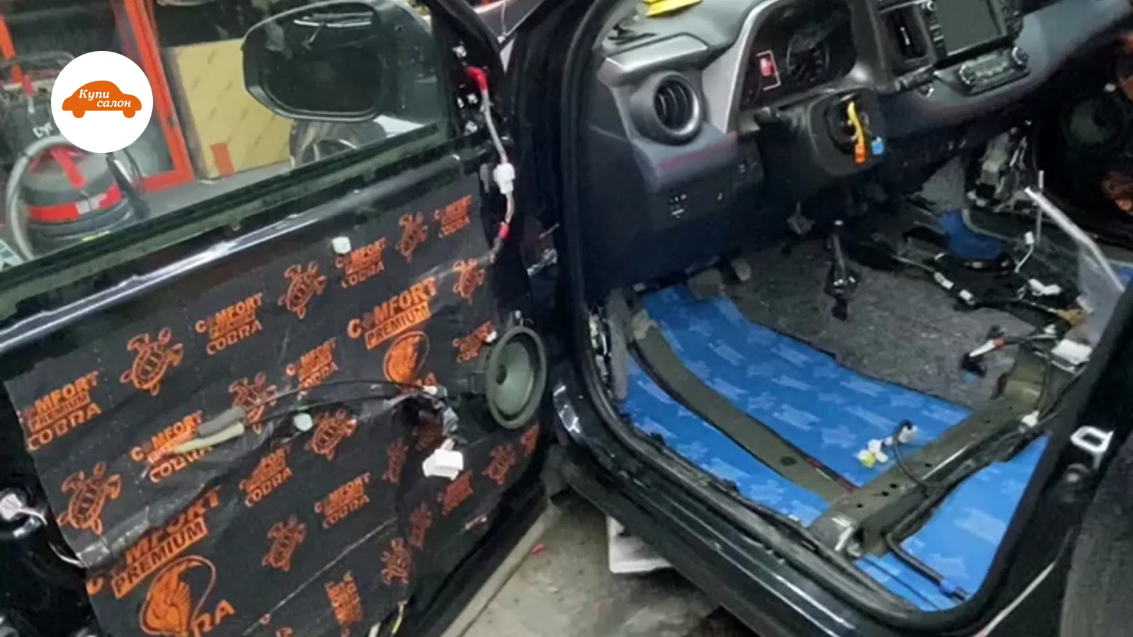 Шумоизоляция дверей и пола автомобиля черным и синим материалом Comfort Premium Cobra