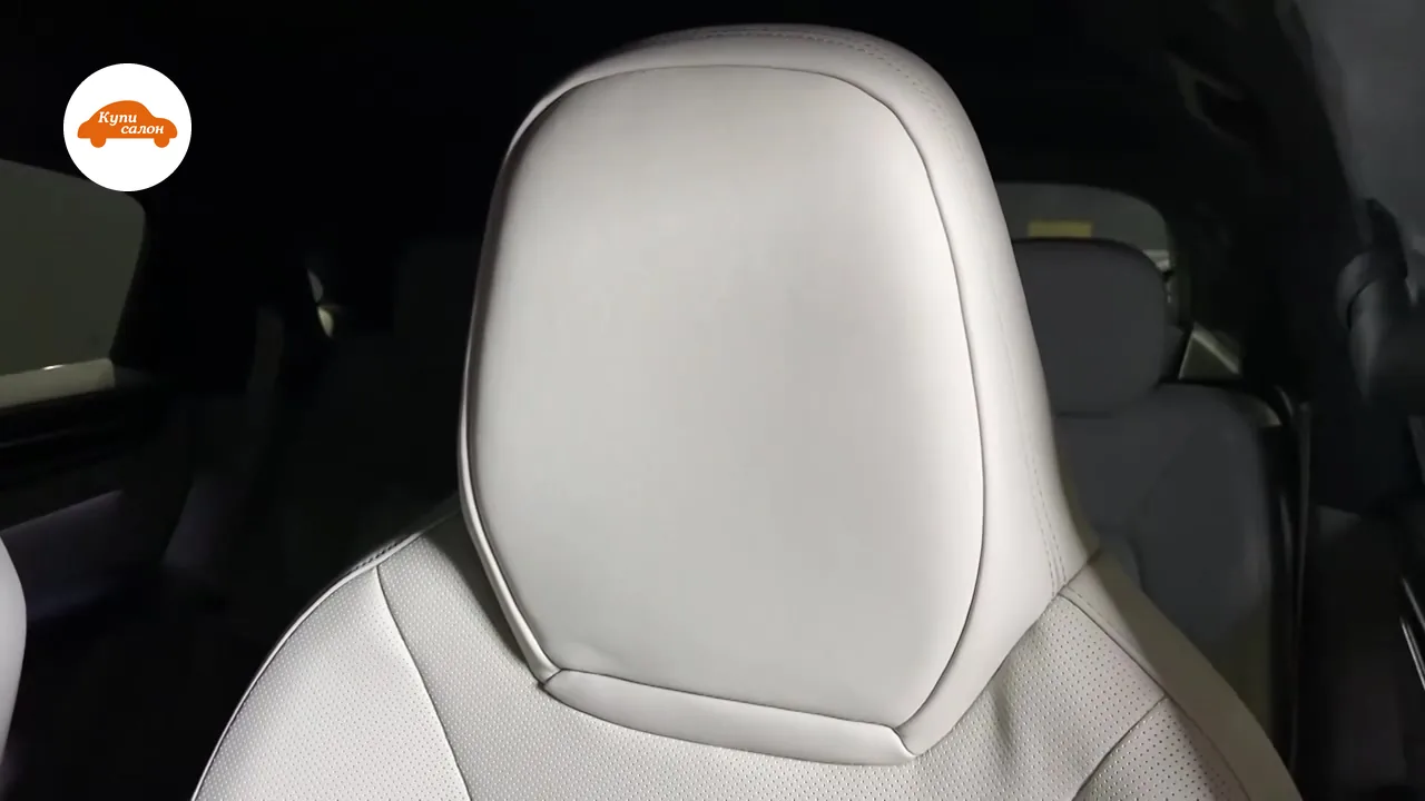 Porsche Cayenne Coupe до работы: переднее кресло из светло-серой кожи, подголовник одной деталью со спинкой, без оттиска