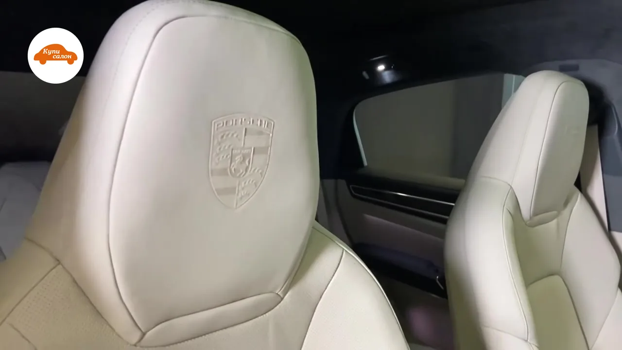 Porsche Cayenne Coupe после работы: герб Porsche выдавлен на подголовнике переднего кресла из светло-серой кожи